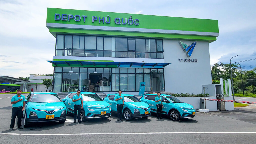 Các tài xế và xe taxi Xanh SM